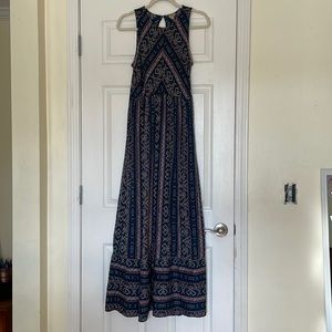 This dress is super cute!Its a size large!Its in great condition!